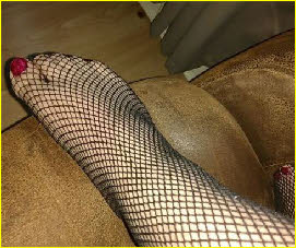 Sissy's painted toenails seen through fishnet stockings Sissy's painted toenails seen through fishnet stockings
