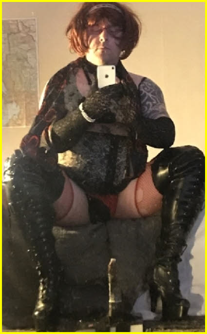 Sissy Jenny dressed in latex thigh-boots Sissy Jenny dressed in latex thigh-boots