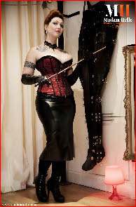Italian dominatrix available for London BDSM