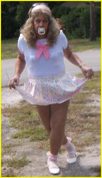 Sissy-style curtsey from ABDL Pansy
