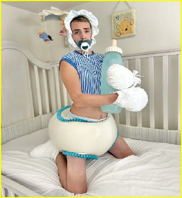 Pathetic sissy baby DiaperKing from Orlando exposed in absurd outfit